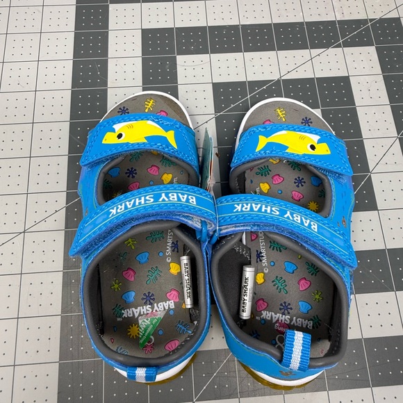 NWT Nickelodeon Baby Shark light up Kids Sandals Sz 8 (ZHOGIM) - Picture 6 of 7